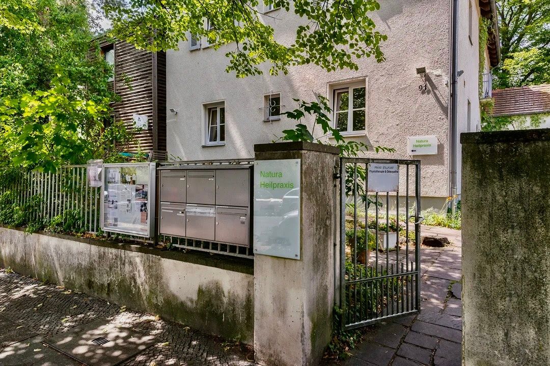Entrance to Natura Heilpraxis in Berlin-Grunewald