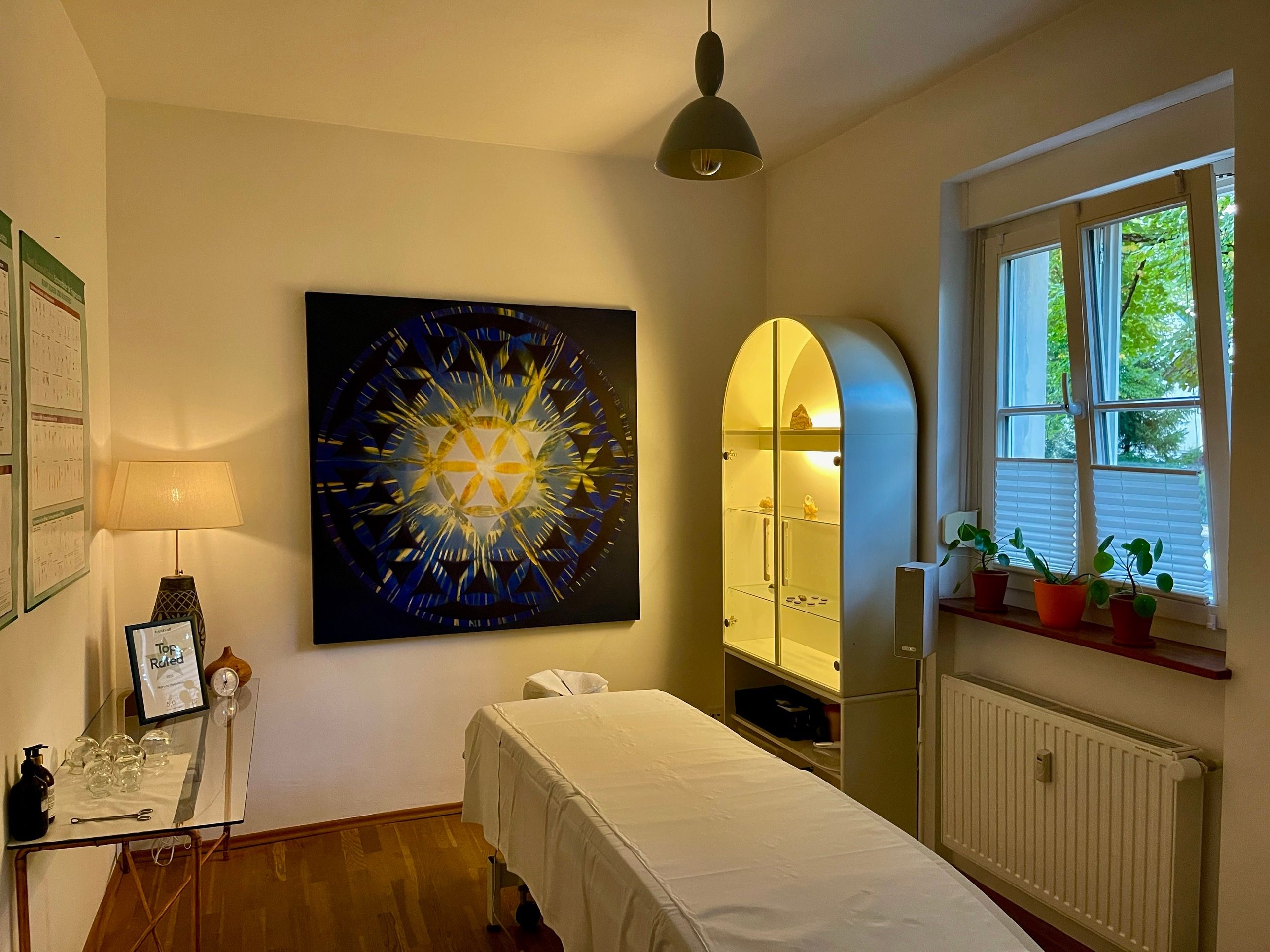 Behandlungsraum im Studio Natura Heilpraxis mit Massageliege und warmem Licht