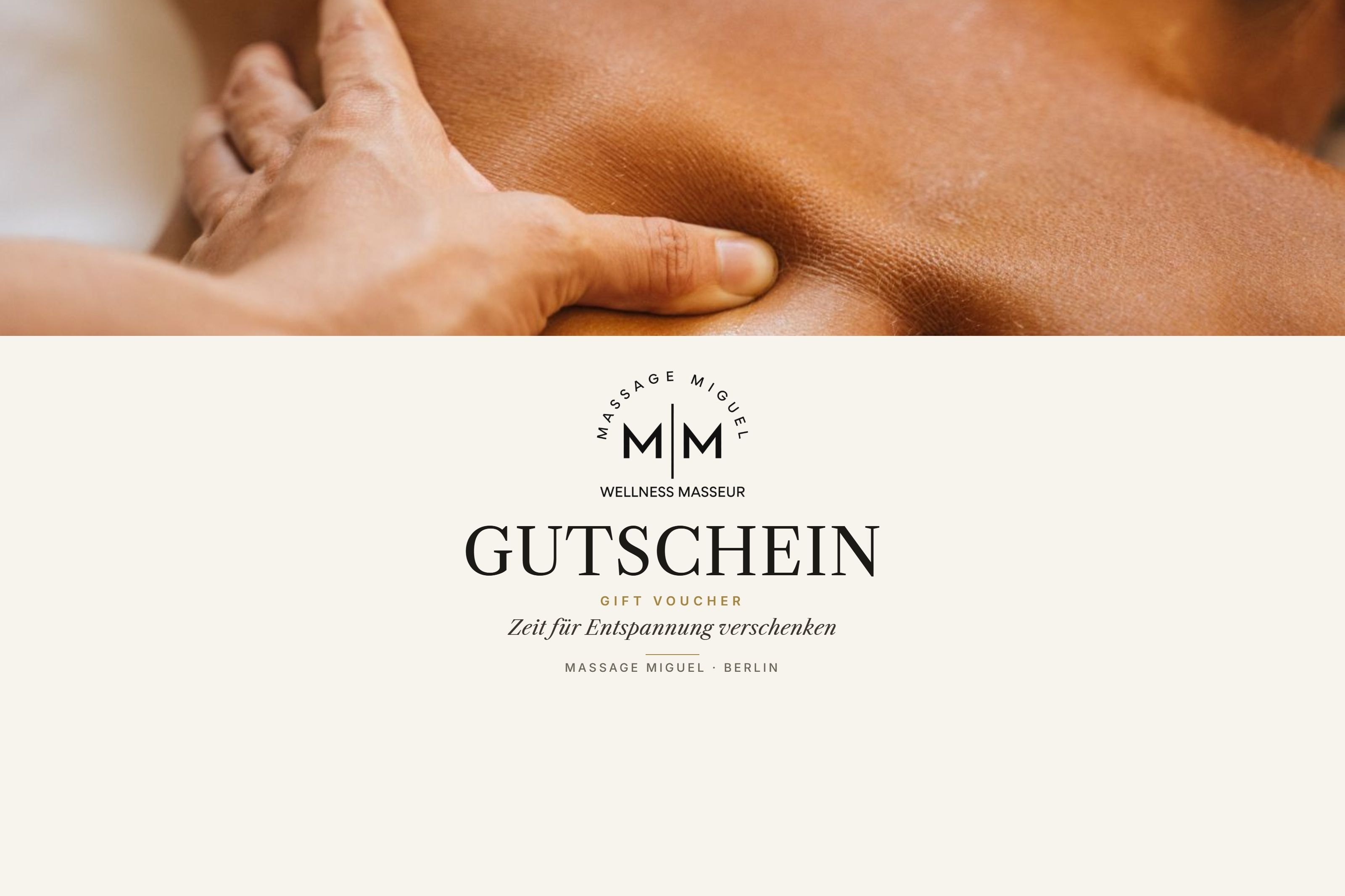 Gutschein-Motiv von Massage Miguel: Hand bei einer Rückenmassage, darunter Logo und der Schriftzug „Gutschein – Zeit für Entspannung verschenken“