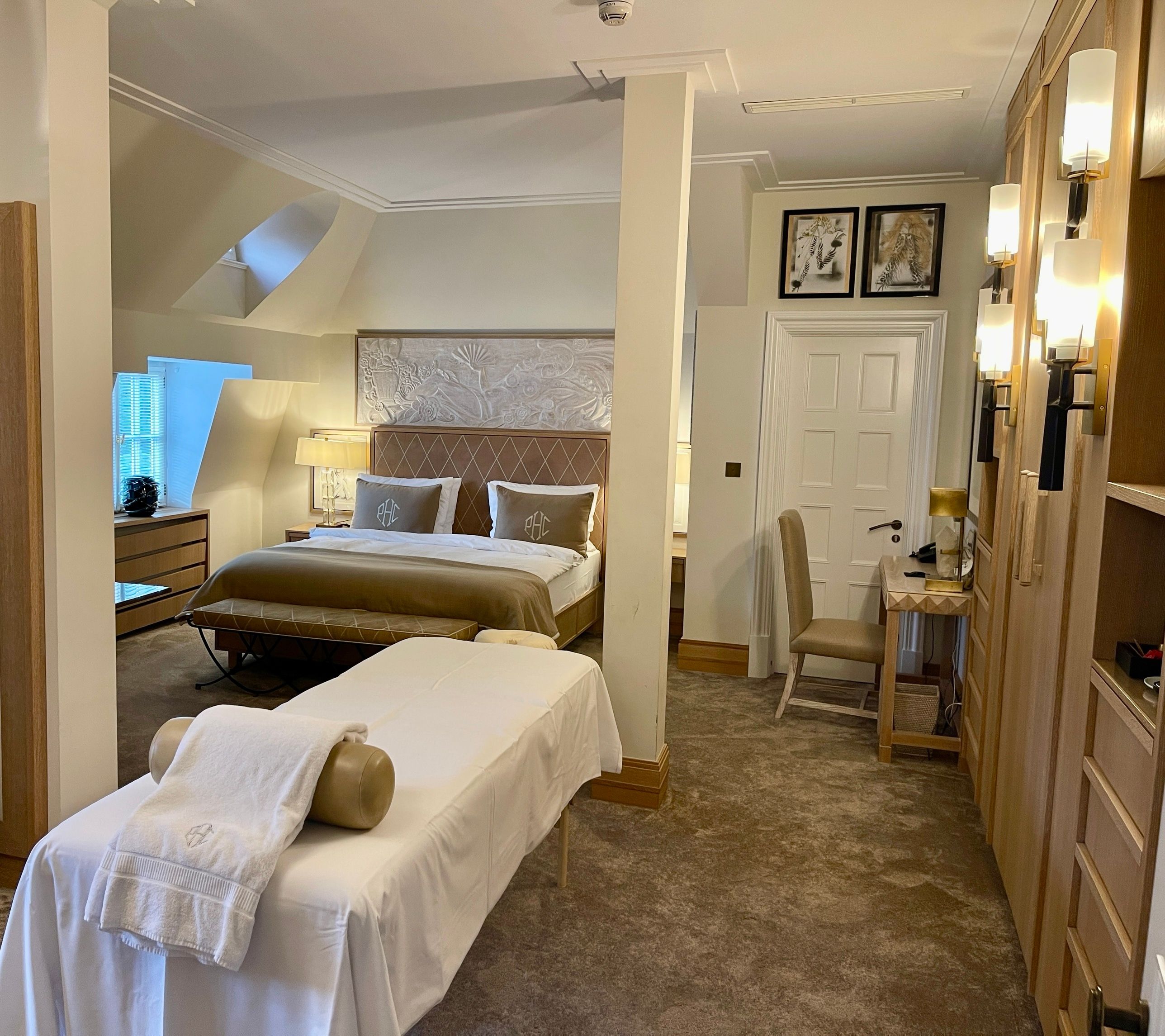 Massageliege in einer Suite des Schlosshotel Berlin