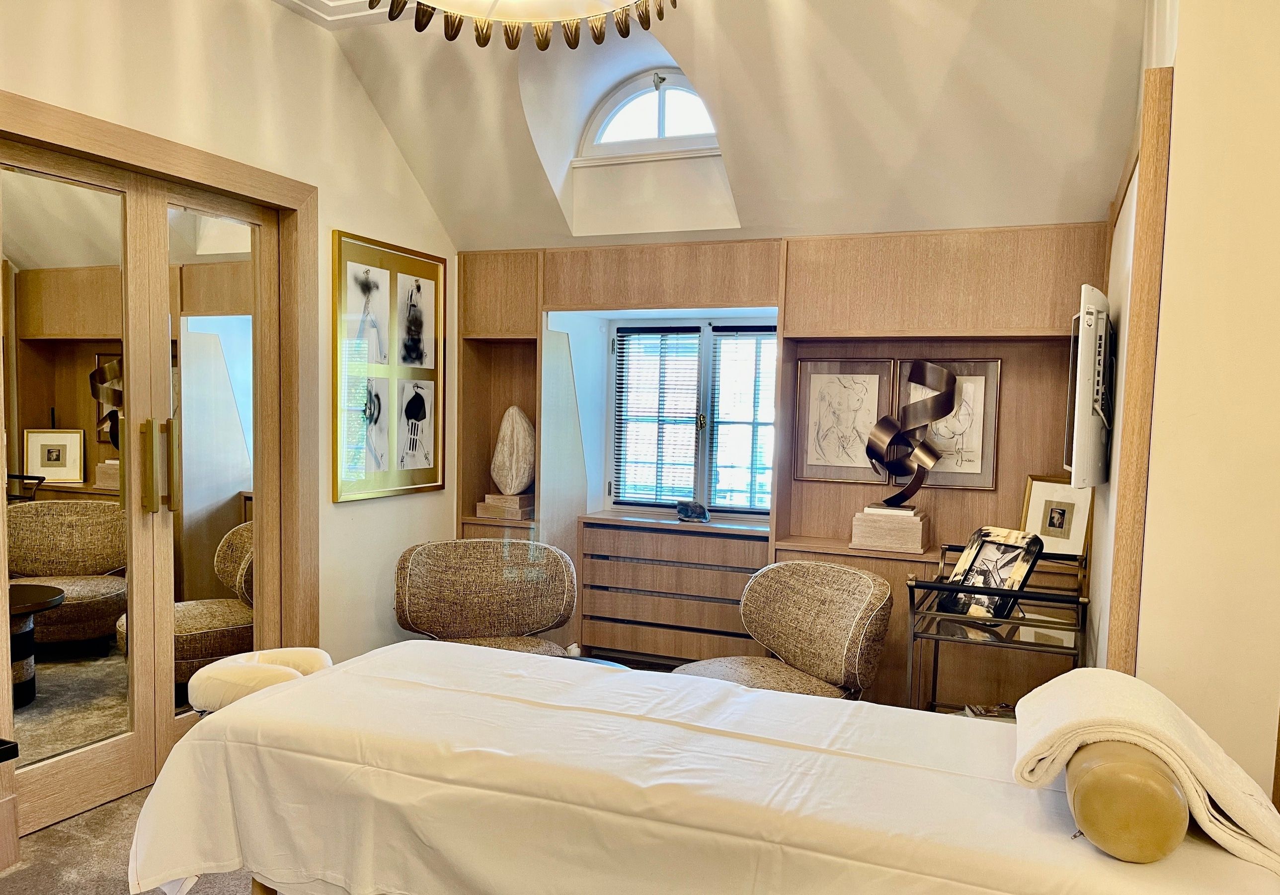 Aufgebaute Massageliege in einer Suite des Schlosshotel Berlin by Patrick Hellmann
