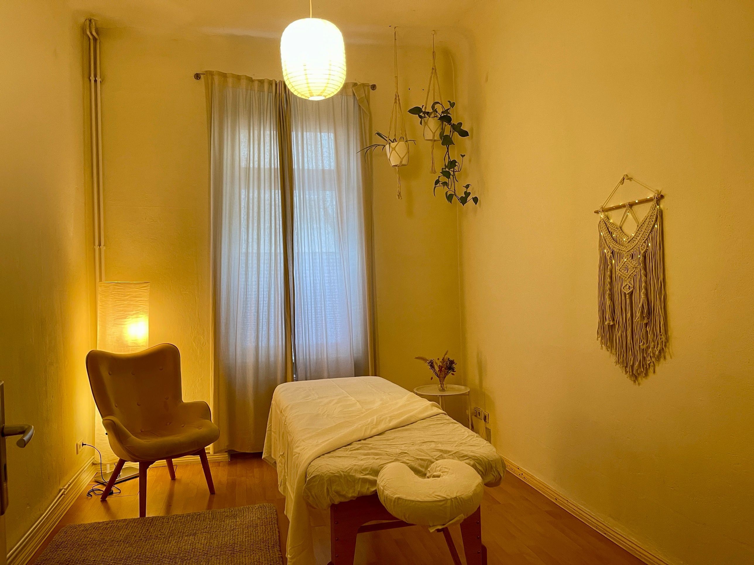 Behandlungsraum im Studio Sinnergie mit Massageliege und warmem Licht